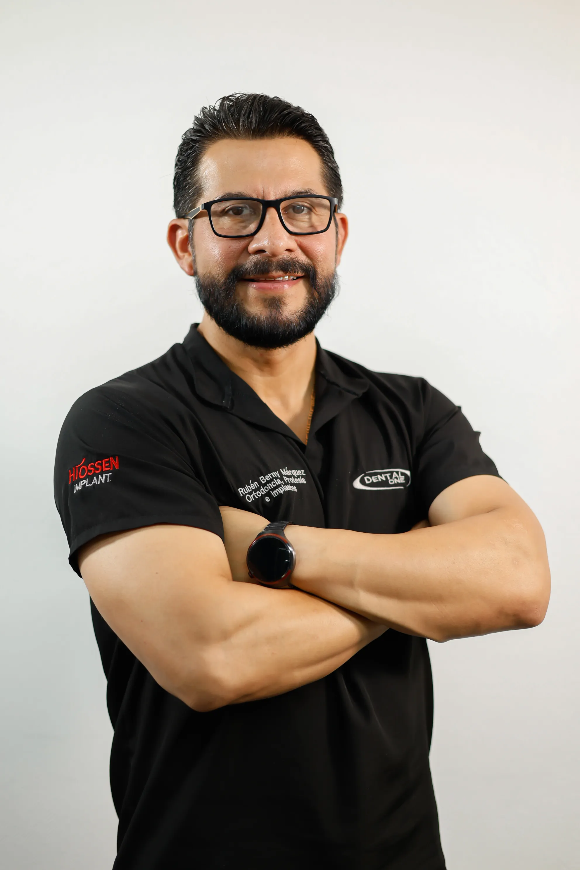 Especialista de Dental One sonriendo en la clínica